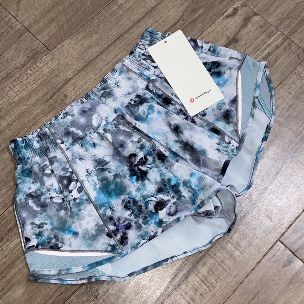Lululemon Hotty Hot Shorts 2.5” Kaleidofloral - Picture 3 of 7